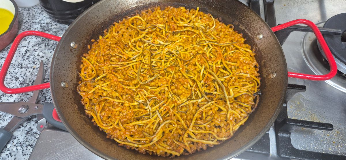 Paella Pequeña de Angulas De Surimi con Azafrán